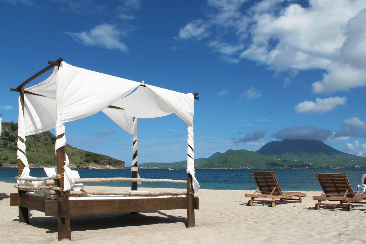 Beach bed. Балийская кровать на пляже. Кровати на пляже на канатах. Пляж Карамболь. Кровать на пляже как называется.