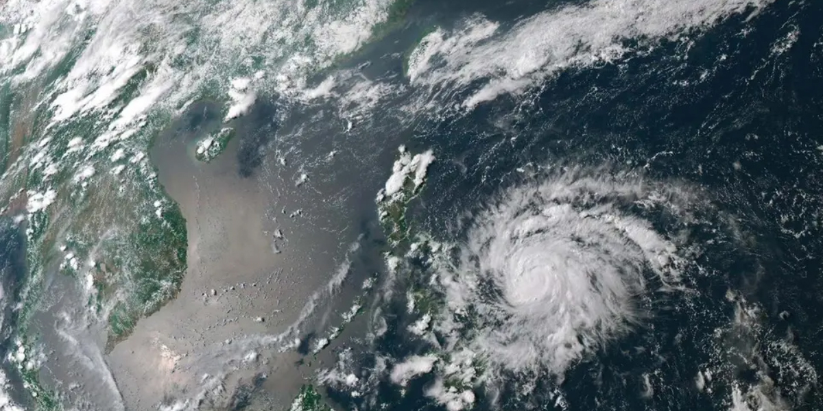 Typhoon Vongfong Makes Landfall in Philippines